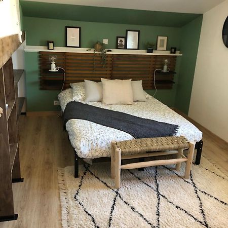 Bed and Breakfast Au Dessus De Chez Nous Doulezon Exterior foto